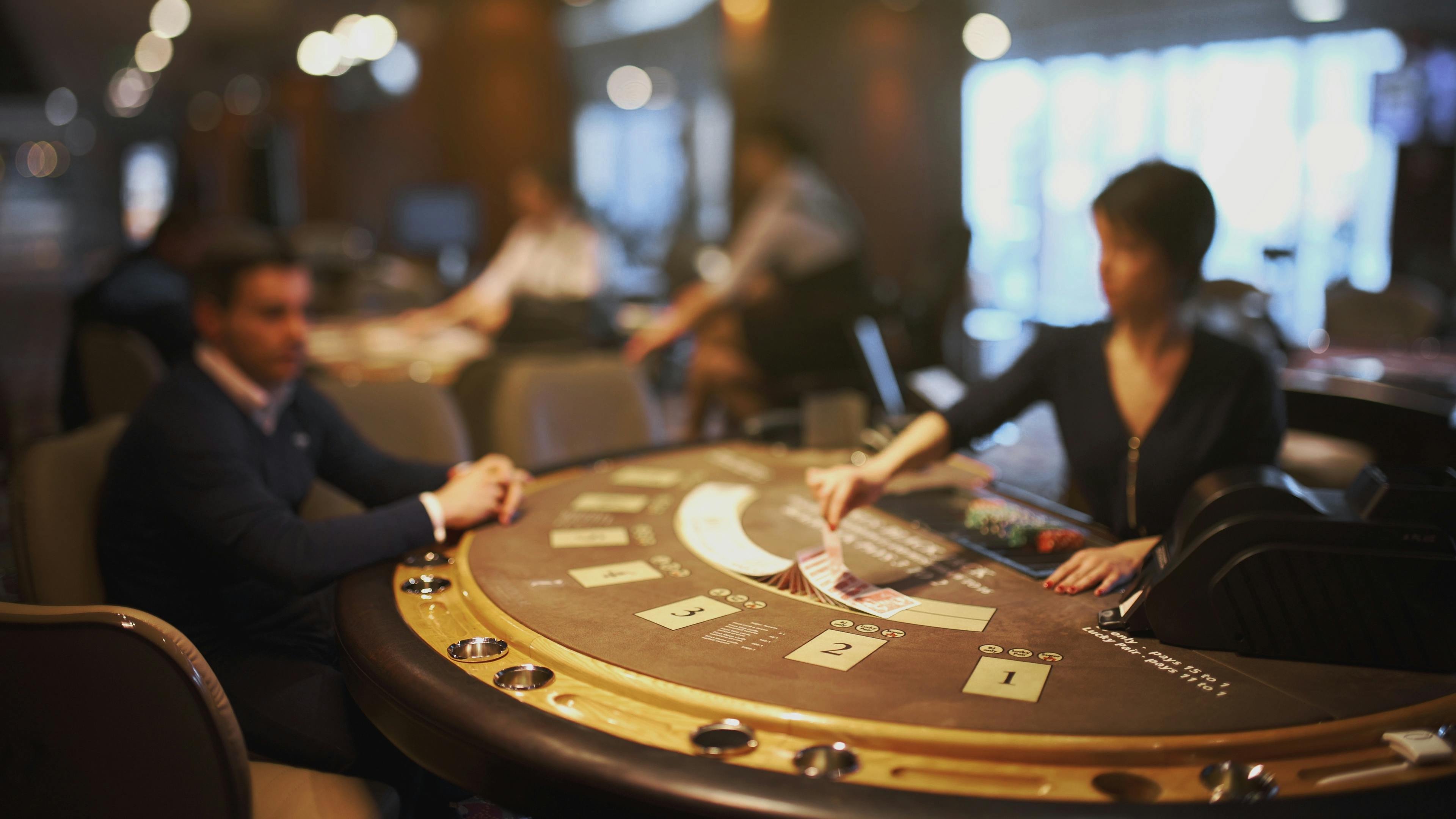 gold999 မိုဘိုင်းအက်ပ် တွင် MNL ဘောလုံး Live Betting နှင့် Esports ပြိုင်ပွဲ ကစားနေသောမြင်ကွင်း